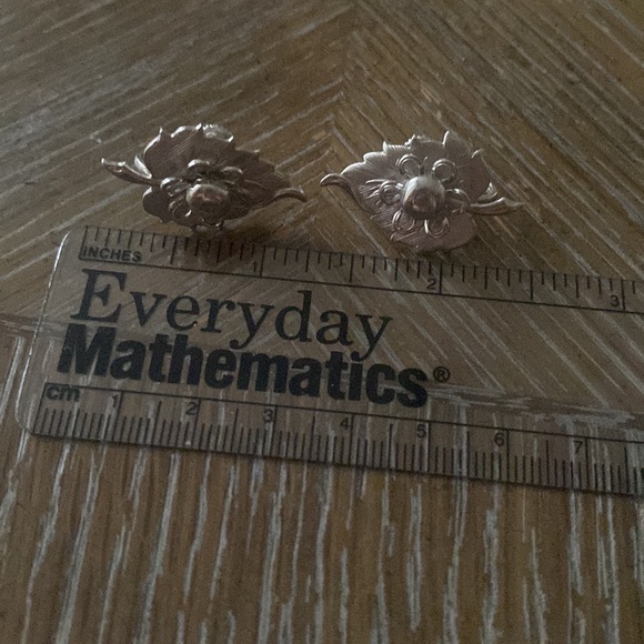 Vintage silver tone brooch and screw- back earrings - Picture 6 of 6